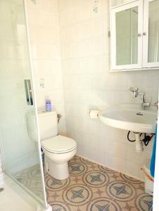 a bathroom with a toilet and a sink at Habitación en Casa Dulce Romero in Rute +14 photos