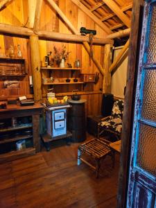 ein Wohnzimmer mit einem Herd in einer Hütte in der Unterkunft Cabana Vita Bella in Nova Trento + 10 Fotos