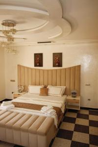 - une grande chambre avec un grand lit dans l'établissement Maison d'hôte Darkom Kech, à Marrakech 27 autres photos