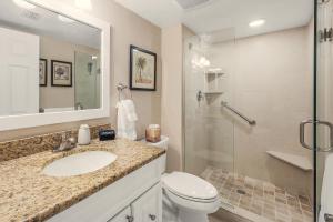ein Badezimmer mit Waschbecken, Toilette und Dusche in der Unterkunft Waterfront Island Oasis! Heated Pool with Stunning View & 2 Full Bath in Marco Island