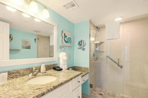 ein Badezimmer mit Waschbecken und Dusche in der Unterkunft Waterfront Island Oasis! Heated Pool with Stunning View & 2 Full Bath in Marco Island + 35 Fotos