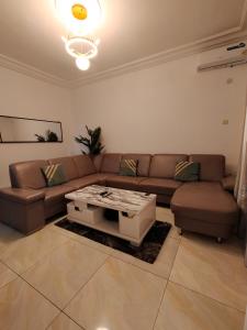 ein Wohnzimmer mit einer Couch und einem Couchtisch in der Unterkunft Skyland immo in Jaunde