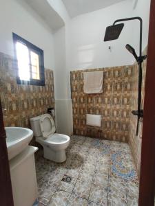 ein Badezimmer mit Toilette und Waschbecken in der Unterkunft Skyland immo in Jaunde