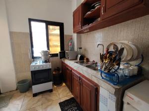 eine Küche mit Spüle und Arbeitsplatte in der Unterkunft Skyland immo in Jaunde