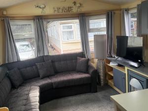 TV a/nebo společenská místnost v ubytování Seaside Getaways Chapel Saint Leonards - sleeps 6