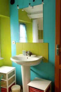 une salle de bain avec un lavabo et un miroir dans l'établissement le calme à la campagne, à La Celle-sous-Gouzon