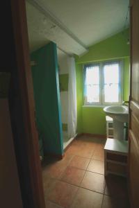 une salle de bain avec un mur végétal et un lavabo dans l'établissement le calme à la campagne, à La Celle-sous-Gouzon