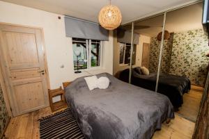 Un pat sau paturi într-o cameră la Videviku Home