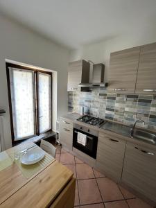 une cuisine avec une cuisinière et un comptoir dans l'établissement Corte 31, à Vigevano 15 autres photos