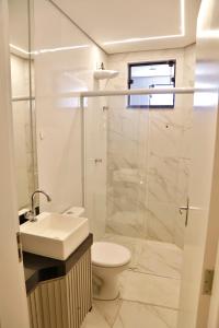 Et badeværelse på Moderno ao lado do Shopping + 34 billeder