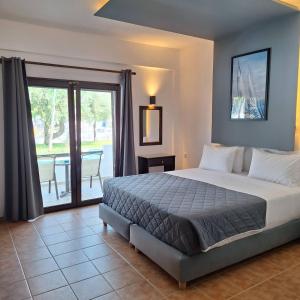 Postel nebo postele na pokoji v ubytování Skiathos Holiday Resort