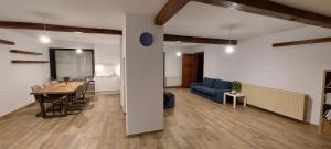 Una sala de estar con un sofá azul y una mesa. en Villa Del, en Moorslede