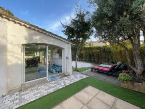patio con césped en Évasion méditerranéenne bas de villa Cath, jardin privé, parking, en Sanary-sur-Mer