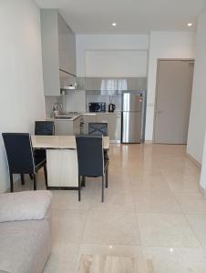 Η κουζίνα ή μικρή κουζίνα στο Luxury Suites By Lucentia Residences BBCC