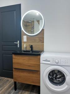 een badkamer met een wasmachine en een spiegel bij #LeBlue #Centre Ville in Cognac +12 foto's