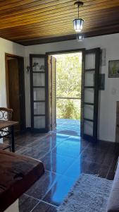 a room with a door open to a patio at Village Arcoverde - Visconde de Mauá in Bocaina de Minas