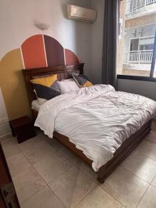 Postel nebo postele na pokoji v ubytování The Janeth A Spacious 3 Ensiite Bedroom Apartment Near Muhimbili Hospital + 8 fotografií