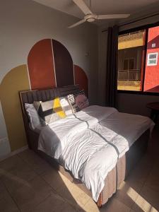 Postel nebo postele na pokoji v ubytování The Janeth A Spacious 3 Ensiite Bedroom Apartment Near Muhimbili Hospital