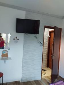 a flat screen tv on top of a wall at Casa Agapeama in Jundiaí