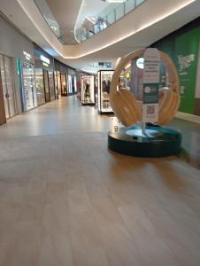 Lucentia Residences Kuala Lumpur By Luxury Suites BBCC في كوالالمبور: ممر في مركز تسوق به تمثال في المنتصف +142 صورة