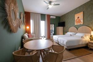 Suites Hotel Cetina Casa de Aguilar房間的床