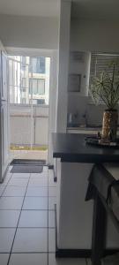 cocina con encimera y vistas a un edificio en Cascades apartments, en Ciudad del Cabo