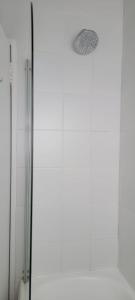 una ducha con puerta de cristal en un baño en Cascades apartments, en Ciudad del Cabo
