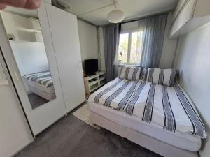 DösjebroLyckans Lodge的一间带床和镜子的小卧室