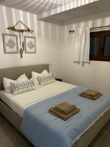 una camera da letto con un letto con asciugamani sopra di TheView108, Rena Bianca a Baja Sardinia