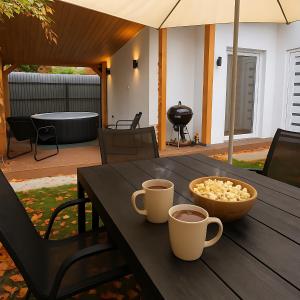 Imagine din galeria proprietății Play and Relax in Lake-Parkside Cozy Family Retreat - Jegenye Cottage în Zamárdi