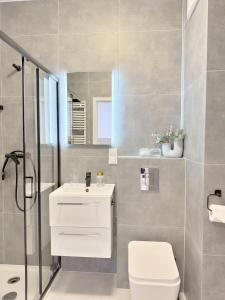 een badkamer met een toilet, een wastafel en een douche bij Good Time Apartments 104 Komfortowy apartament w sercu Starego Miasta in Poznań +63 foto's