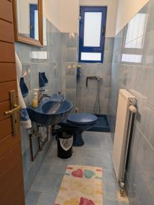 un baño con lavabo e inodoro en Family apartment mountain and sea, en Atenas 15 fotos más