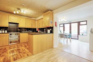 Kuchyň nebo kuchyňský kout v ubytování Modern 4-Bed Home - Long Stay - Parking and Wi-Fi