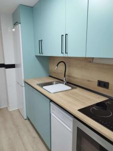 阿尔巴塞特Precioso Apartamento centrico con 2 dormitorios的带白色橱柜和水槽的厨房