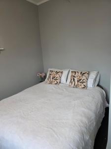 Postel nebo postele na pokoji v ubytování Art Deco on Morse