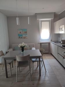 una cucina e una sala da pranzo con tavolo e sedie di Due passi dal mare a Bellaria-Igea Marina