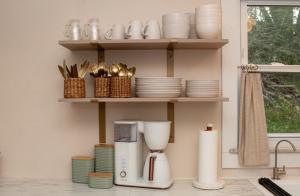 Una encimera de cocina con una licuadora y platos en los estantes. en Delightful & Well Provisioned Home in Ideal Local, en Saxonburg