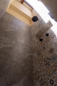 a bathroom with a tile floor and a ceiling at Hotel Boutique Lomas Colonial in Santa Fe de Antioquia