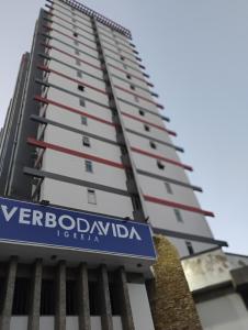 a sign on the side of a building at Flat aconchegante e tranquilo in Campos dos Goytacazes