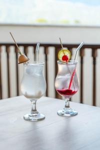 two cocktails sitting on top of a table at Hotel Boutique Lomas Colonial in Santa Fe de Antioquia