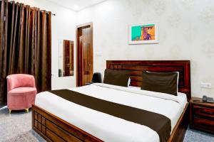 Postel nebo postele na pokoji v ubytování Hotel Aastha Shree Dham + 16 fotografií