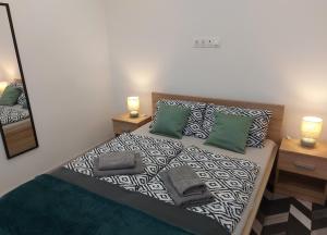 Una cama o camas en una habitación de Oliva Apartman