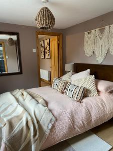 una camera da letto con un letto con cuscini sopra di Studio Twelve a Brecon