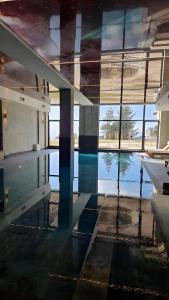 una piscina en un edificio con vista al agua en Residence Hill A036 Apartment, en Kopaonik