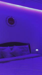 タブークにあるشقة السيف خلف مجمع الغرويの紫の天井のベッドが備わる紫のベッドルーム1室が備わります。