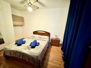 Un dormitorio con una cama con toallas azules. en Apartsalou Oasis, en Salou