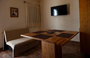 ein Zimmer mit einem Tisch und einem Schachbrett darauf in der Unterkunft La Chuklla, alojamiento cerca al lago in Almafuerte