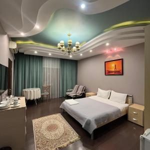 Кровать или кровати в номере Dostyq Haus +7 фотографий