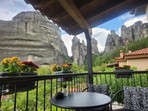 卡斯特拉基翁Halasma Meteora的山景阳台(带桌子)