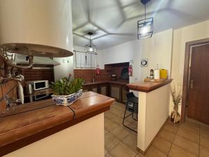 una grande cucina con bancone e piano di lavoro di Pôr do Sol a Estreito da Calheta
